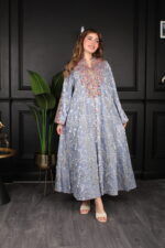 جلابية سماوي بتطريز دقات ملونة من الأمام و قماش لفتة