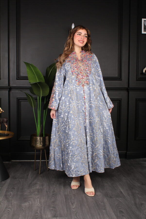 ⁦جلابية سماوي بتطريز دقات ملونة من الأمام و قماش لفتة⁩ - الصورة ⁦6⁩