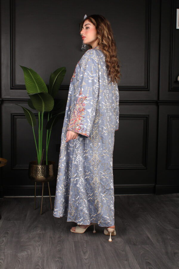 ⁦جلابية سماوي بتطريز دقات ملونة من الأمام و قماش لفتة⁩ - الصورة ⁦2⁩