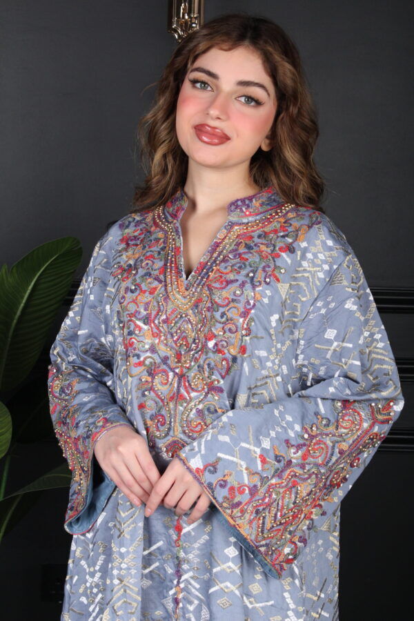 ⁦جلابية سماوي بتطريز دقات ملونة من الأمام و قماش لفتة⁩ - الصورة ⁦15⁩