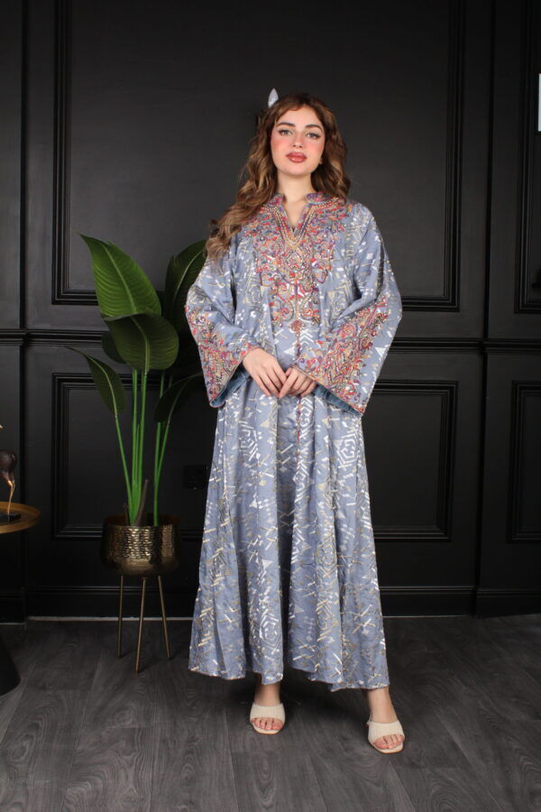 ⁦جلابية سماوي بتطريز دقات ملونة من الأمام و قماش لفتة⁩ - الصورة ⁦14⁩