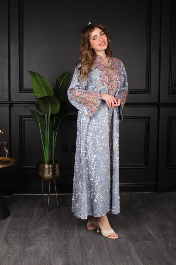 ⁦جلابية سماوي بتطريز دقات ملونة من الأمام و قماش لفتة⁩ - الصورة ⁦9⁩