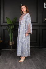 ⁦جلابية سماوي بتطريز دقات ملونة من الأمام و قماش لفتة⁩ - الصورة ⁦12⁩