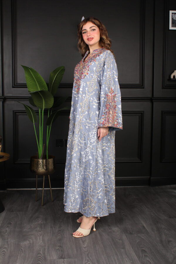 ⁦جلابية سماوي بتطريز دقات ملونة من الأمام و قماش لفتة⁩ - الصورة ⁦12⁩