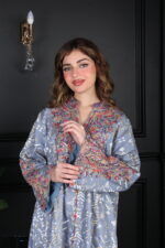 ⁦جلابية سماوي بتطريز دقات ملونة من الأمام و قماش لفتة⁩ - الصورة ⁦4⁩