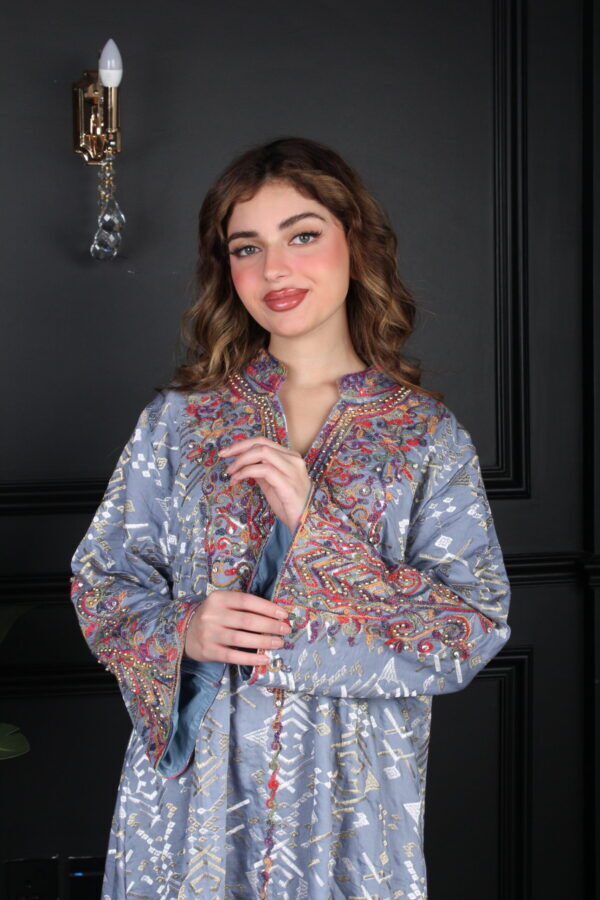 ⁦جلابية سماوي بتطريز دقات ملونة من الأمام و قماش لفتة⁩ - الصورة ⁦4⁩