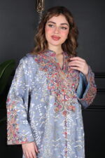 ⁦جلابية سماوي بتطريز دقات ملونة من الأمام و قماش لفتة⁩ - الصورة ⁦8⁩