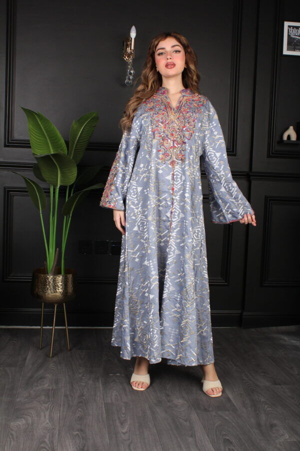 ⁦جلابية سماوي بتطريز دقات ملونة من الأمام و قماش لفتة⁩ - الصورة ⁦5⁩