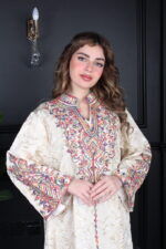 ⁦جلابية بيج بتطريز دقات ملونة من الأمام و قماش لفتة⁩ - الصورة ⁦9⁩