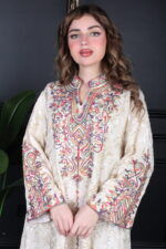 ⁦جلابية بيج بتطريز دقات ملونة من الأمام و قماش لفتة⁩ - الصورة ⁦7⁩