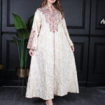 جلابية بيج بتطريز دقات ملونة من الأمام و قماش لفتة