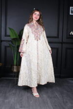 جلابية بيج بتطريز دقات ملونة من الأمام و قماش لفتة