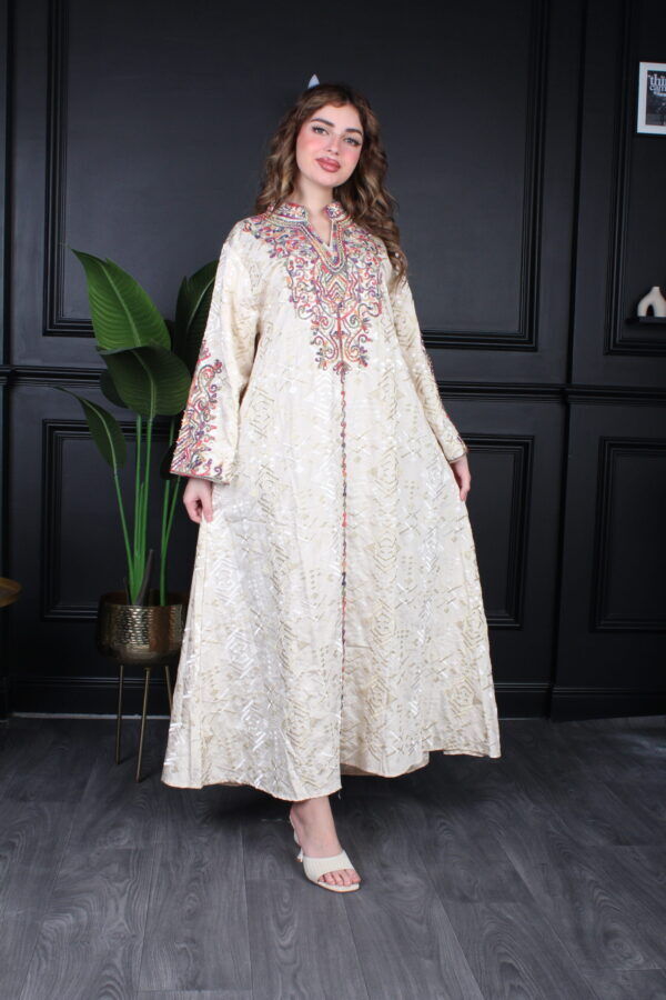 ⁦جلابية بيج بتطريز دقات ملونة من الأمام و قماش لفتة⁩ - الصورة ⁦5⁩