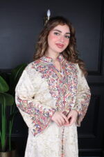 ⁦جلابية بيج بتطريز دقات ملونة من الأمام و قماش لفتة⁩ - الصورة ⁦6⁩