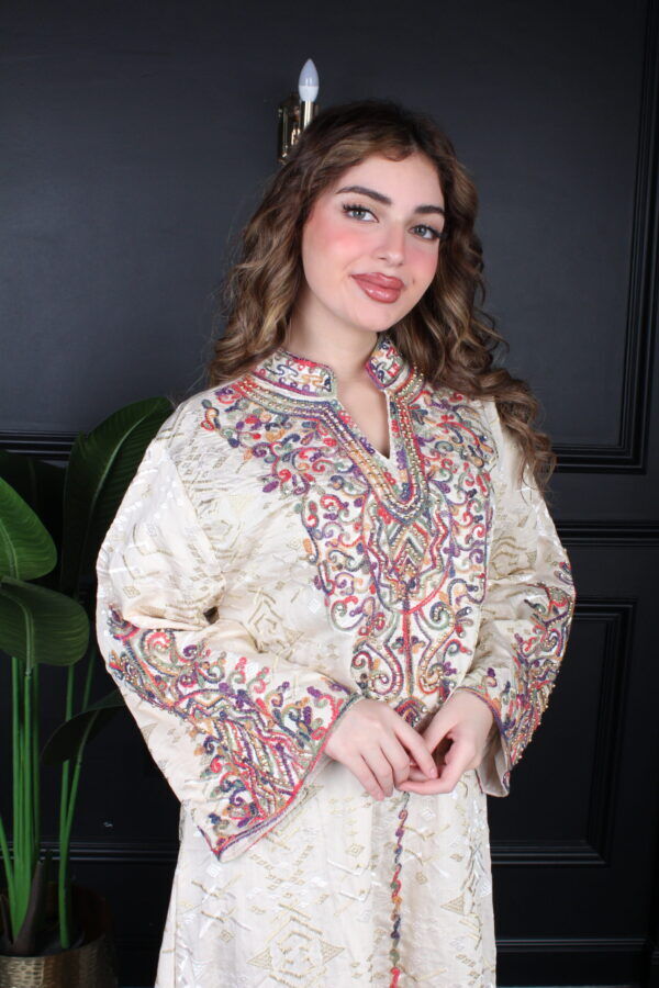 ⁦جلابية بيج بتطريز دقات ملونة من الأمام و قماش لفتة⁩ - الصورة ⁦6⁩