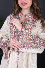 ⁦جلابية بيج بتطريز دقات ملونة من الأمام و قماش لفتة⁩ - الصورة ⁦2⁩