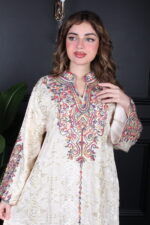 ⁦جلابية بيج بتطريز دقات ملونة من الأمام و قماش لفتة⁩ - الصورة ⁦4⁩