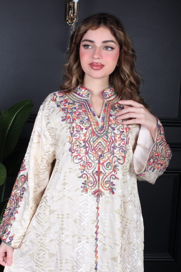 ⁦جلابية بيج بتطريز دقات ملونة من الأمام و قماش لفتة⁩ - الصورة ⁦4⁩