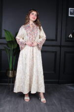 ⁦جلابية بيج بتطريز دقات ملونة من الأمام و قماش لفتة⁩ - الصورة ⁦8⁩