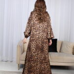 ⁦جلابية مخاوير نمرى مطرزة بوردة فخمة وأنيقة⁩ - الصورة ⁦9⁩