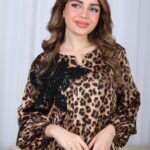 ⁦جلابية مخاوير نمرى مطرزة بوردة فخمة وأنيقة⁩ - الصورة ⁦11⁩