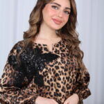 ⁦جلابية مخاوير نمرى مطرزة بوردة فخمة وأنيقة⁩ - الصورة ⁦8⁩