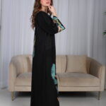 ⁦جلابية اسود مرسومه باوراق شجرة بالوان و مفصصة⁩ - الصورة ⁦9⁩