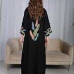 ⁦جلابية اسود مرسومه باوراق شجرة بالوان و مفصصة⁩ - الصورة ⁦8⁩