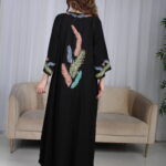 ⁦جلابية اسود مرسومه باوراق شجرة بالوان و مفصصة⁩ - الصورة ⁦7⁩