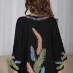 ⁦جلابية اسود مرسومه باوراق شجرة بالوان و مفصصة⁩ - الصورة ⁦6⁩