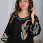 ⁦جلابية اسود مرسومه باوراق شجرة بالوان و مفصصة⁩ - الصورة ⁦4⁩