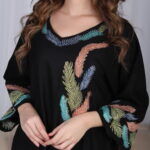 ⁦جلابية اسود مرسومه باوراق شجرة بالوان و مفصصة⁩ - الصورة ⁦2⁩