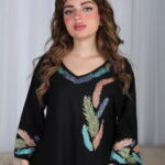 ⁦جلابية اسود مرسومه باوراق شجرة بالوان و مفصصة⁩ - الصورة ⁦3⁩