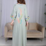 ⁦جلابية تيفاني مرسومه باوراق شجرة بالوان و مفصصة⁩ - الصورة ⁦6⁩