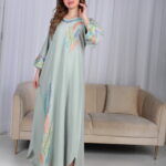 ⁦جلابية تيفاني مرسومه باوراق شجرة بالوان و مفصصة⁩ - الصورة ⁦15⁩