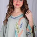 ⁦جلابية تيفاني مرسومه باوراق شجرة بالوان و مفصصة⁩ - الصورة ⁦3⁩