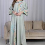 ⁦جلابية تيفاني مرسومه باوراق شجرة بالوان و مفصصة⁩ - الصورة ⁦11⁩