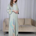 ⁦جلابية تيفاني مرسومه باوراق شجرة بالوان و مفصصة⁩ - الصورة ⁦14⁩