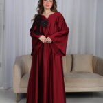 ⁦جلابية مخاوير عنابي مطرزة بوردة فخمة وأنيقة⁩ - الصورة ⁦7⁩