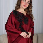 ⁦جلابية مخاوير عنابي مطرزة بوردة فخمة وأنيقة⁩ - الصورة ⁦3⁩