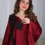 ⁦جلابية مخاوير عنابي مطرزة بوردة فخمة وأنيقة⁩ - الصورة ⁦8⁩