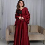 ⁦جلابية مخاوير عنابي مطرزة بوردة فخمة وأنيقة⁩ - الصورة ⁦6⁩