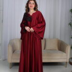 ⁦جلابية مخاوير عنابي مطرزة بوردة فخمة وأنيقة⁩ - الصورة ⁦12⁩