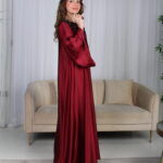 ⁦جلابية مخاوير عنابي مطرزة بوردة فخمة وأنيقة⁩ - الصورة ⁦2⁩