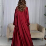 ⁦جلابية مخاوير عنابي مطرزة بوردة فخمة وأنيقة⁩ - الصورة ⁦4⁩