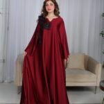 ⁦جلابية مخاوير عنابي مطرزة بوردة فخمة وأنيقة⁩ - الصورة ⁦9⁩