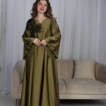 ⁦جلابية مخاوير زيتي مطرزة بوردة فخمة وأنيقة⁩ - الصورة ⁦13⁩