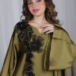 ⁦جلابية مخاوير زيتي مطرزة بوردة فخمة وأنيقة⁩ - الصورة ⁦5⁩