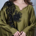 ⁦جلابية مخاوير زيتي مطرزة بوردة فخمة وأنيقة⁩ - الصورة ⁦2⁩