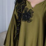 ⁦جلابية مخاوير زيتي مطرزة بوردة فخمة وأنيقة⁩ - الصورة ⁦8⁩